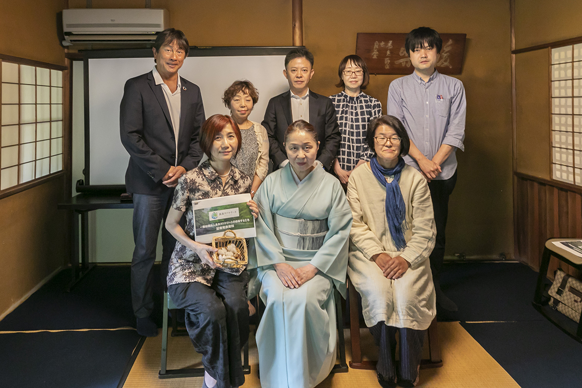 前列左から代表理事/COO 古田菜穂子、後楽荘 女将 矢野智子氏、紙布工房空桜 中谷さとみ氏、後列左から共同代表理事/CEO 田中信康、理事 藤井眞美氏、理事 野崎利晃氏、理事 横山理恵子氏、株式会社日本クアオルト研究所 山川淳生氏