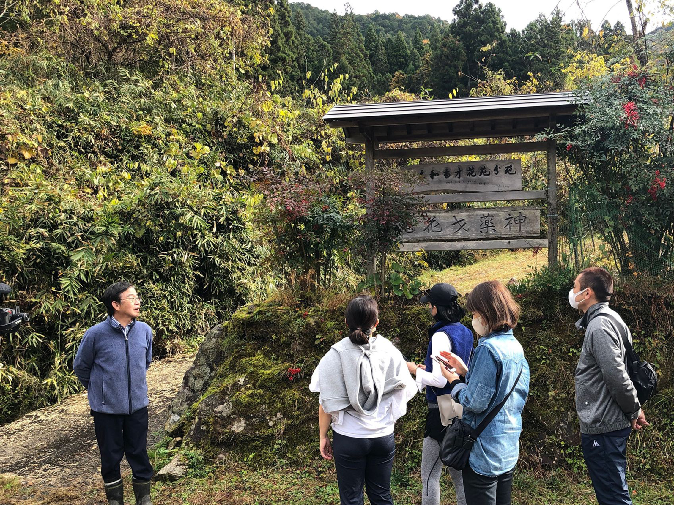 唐招提寺の薬草も守られている野崎先生(写真左/才花苑にて)