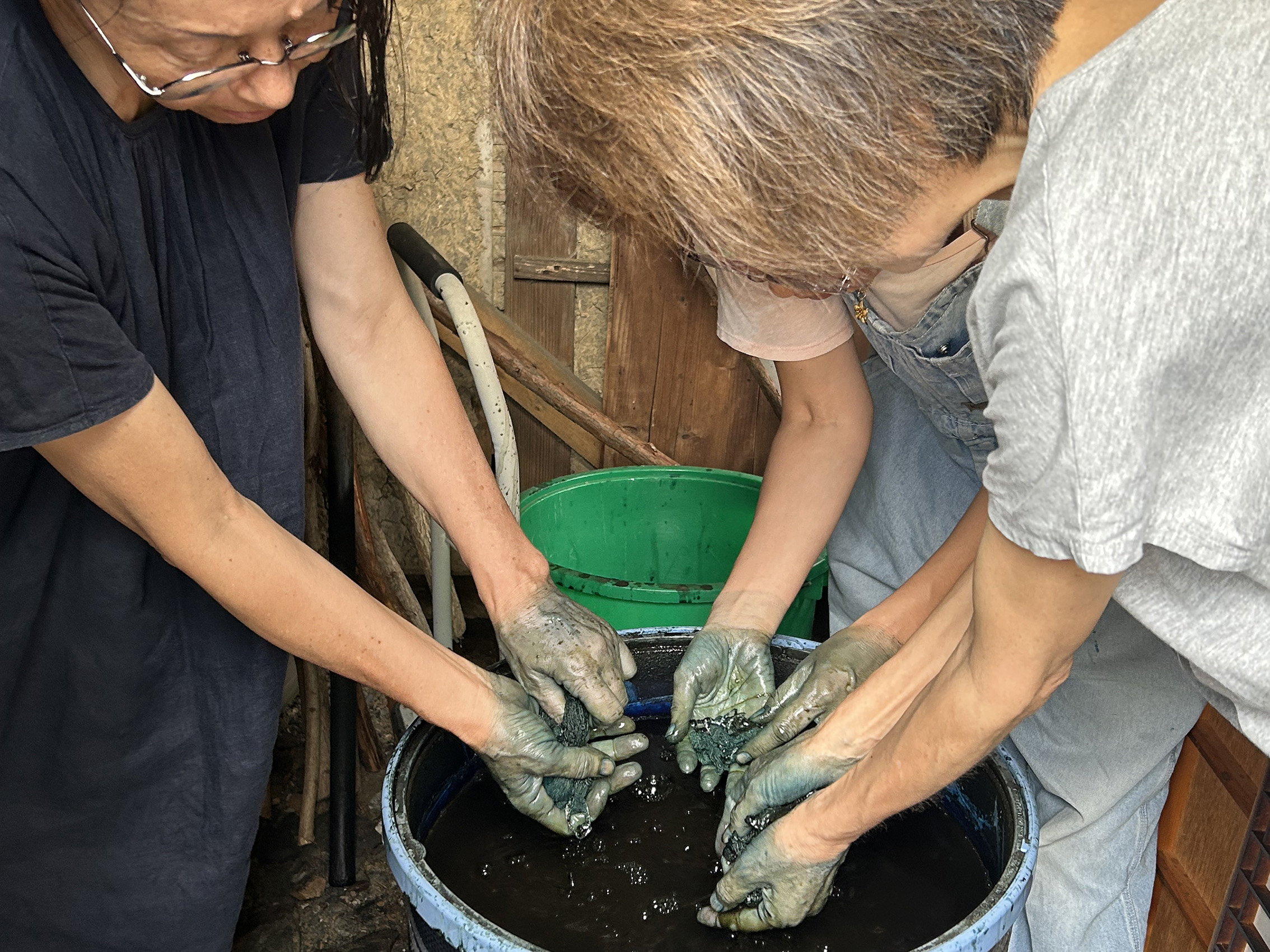 ▲藍染め体験の様子。「藍は体にいいと聞いたことがあるのでゴム手袋なしで!」と皆さん、素手でドボン